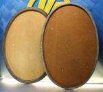 2 marcos ovalados grandes de metal plateado repujado.