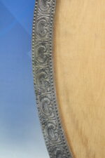 2 marcos ovalados grandes de metal plateado repujado. - Imagen 17