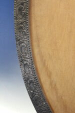 2 marcos ovalados grandes de metal plateado repujado. - Imagen 16