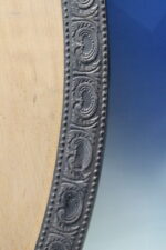 2 marcos ovalados grandes de metal plateado repujado. - Imagen 15