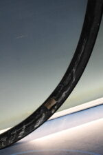 2 marcos ovalados grandes de metal plateado repujado. - Imagen 4