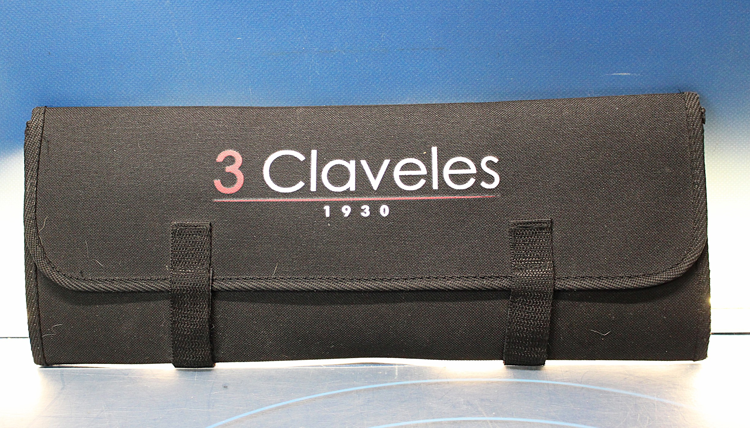 Estuche 3 Claveles para 6 cuchillos.