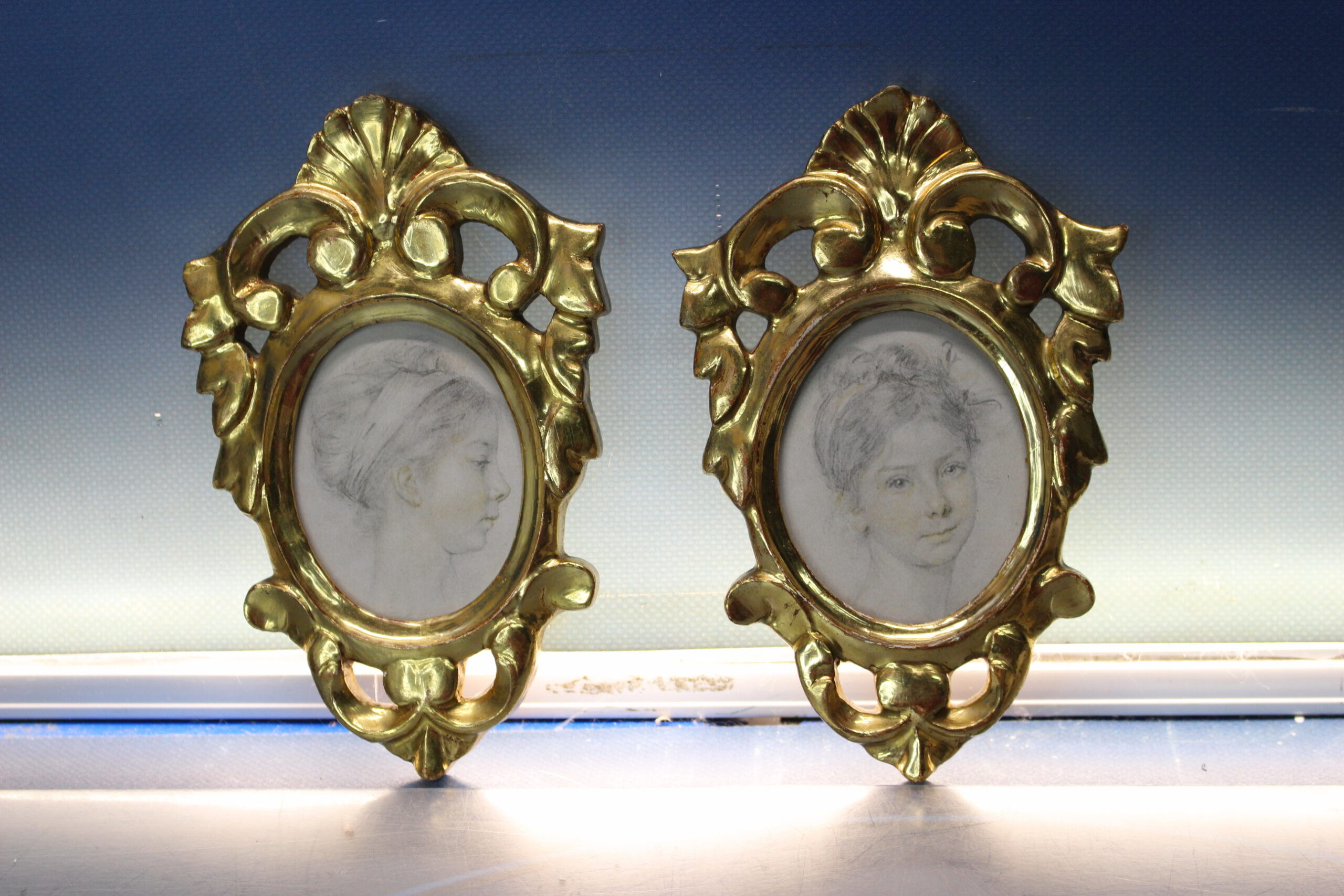 Pareja de pequeños marcos tipo cornucopia de madera dorada.