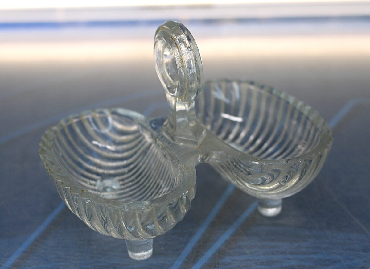IMG_8261 Especiero vintage de vidrio. Doble concha de cristal, salero y pimentero. - Imagen 1