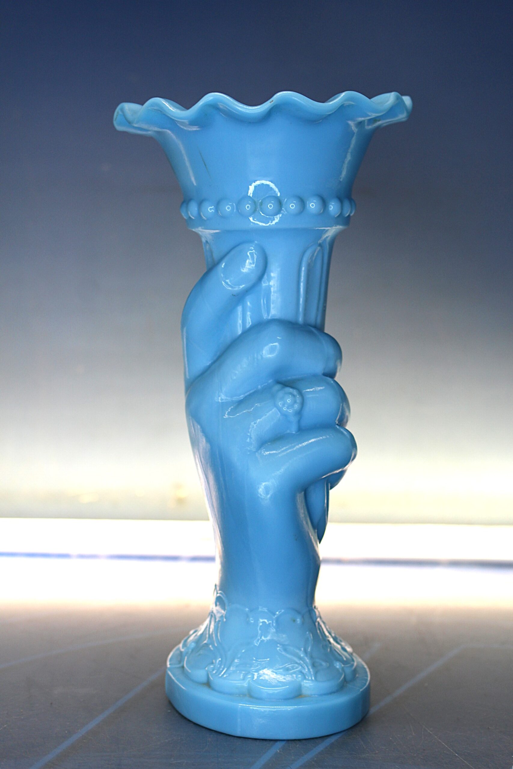 Precioso jarrón, violetero de opalina azul. Mano con cornucopia.