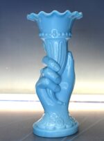 Precioso jarrón, violetero de opalina azul. Mano con cornucopia. - Imagen 2