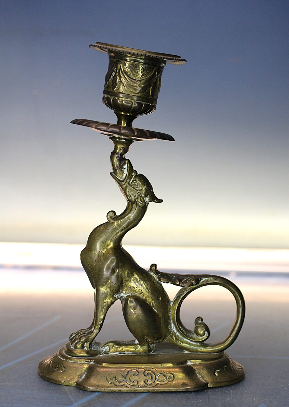 IMG_8280 Candelabro de quimera, dragón en bronce o latón. Estilo victoriano. - Imagen 1