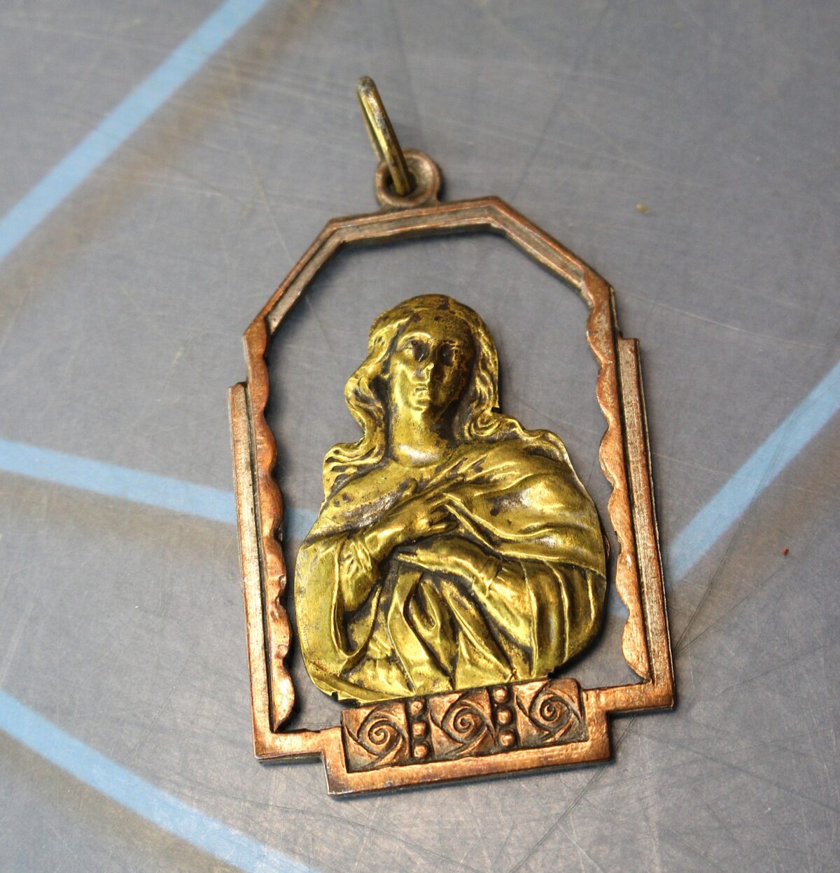 IMG_8347 Bisutería vintage. Colgante de la virgen en metal dorado y cobre. - Imagen 1