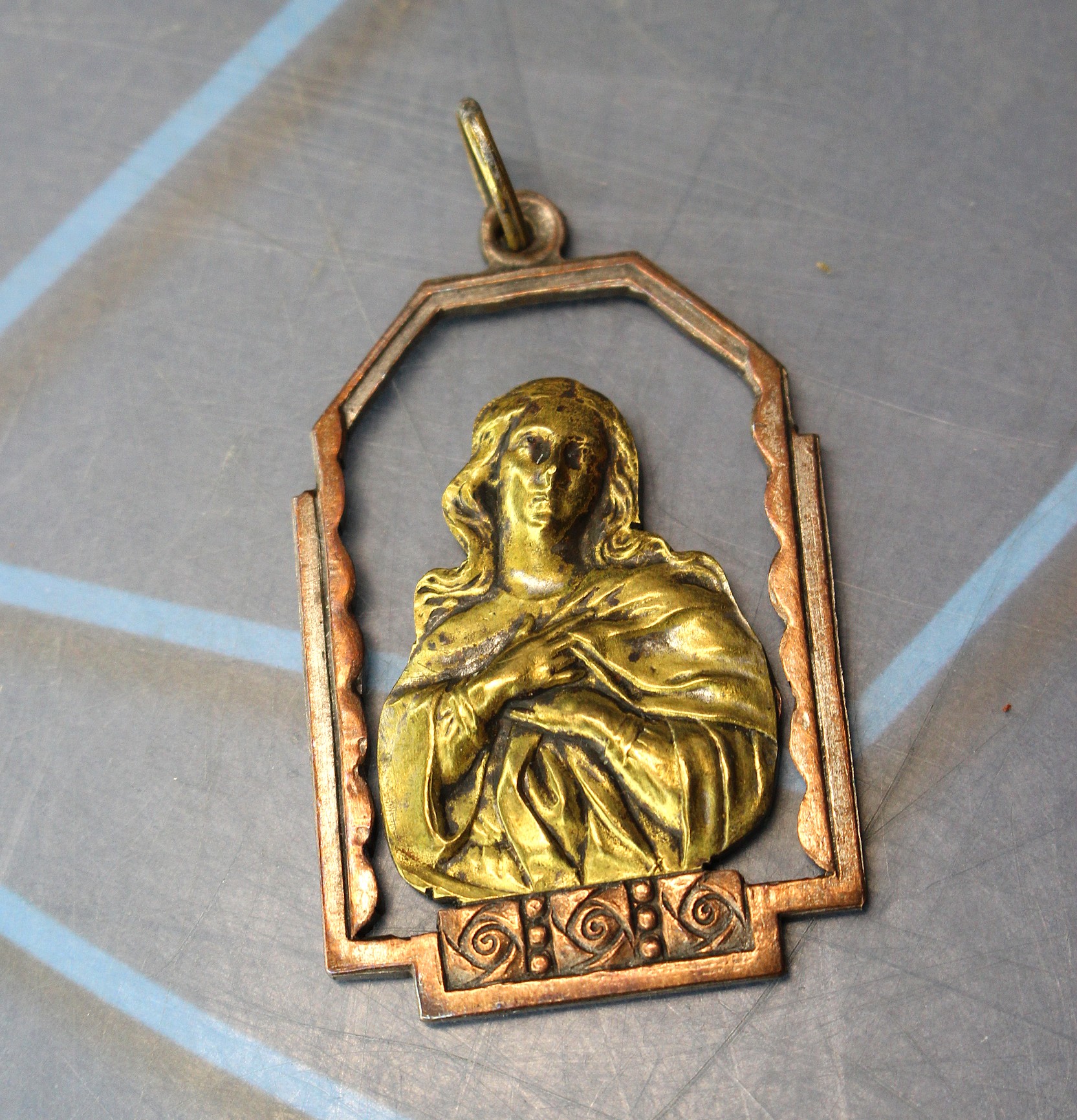 Bisutería vintage. Colgante de la virgen en metal dorado y cobre.