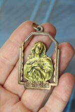 Bisutería vintage. Colgante de la virgen en metal dorado y cobre. - Imagen 3