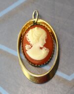 Bisutería vintage. Colgante camafeo.