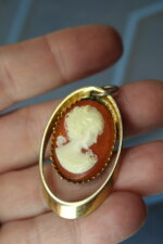 Bisutería vintage. Colgante camafeo. - Imagen 3