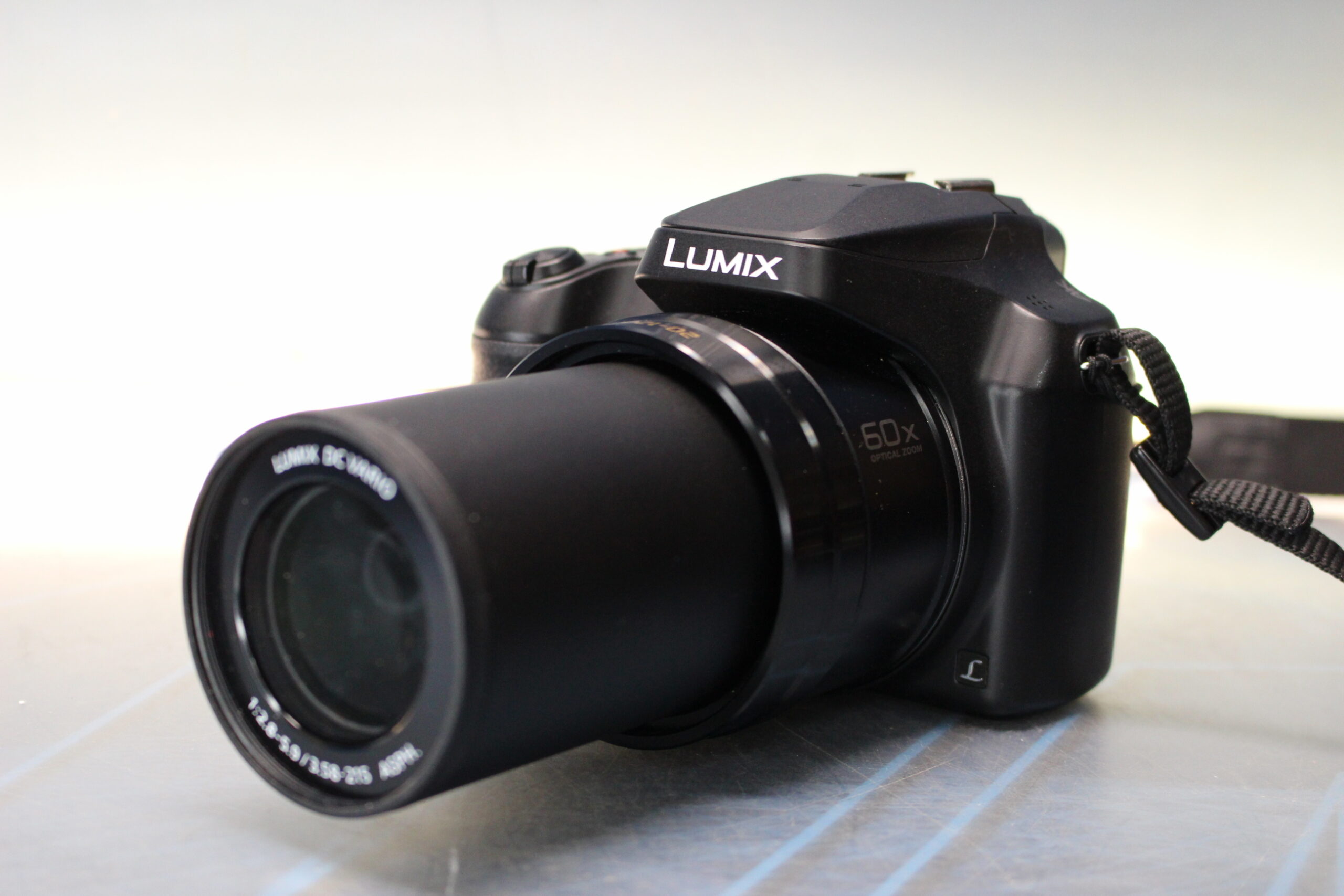 Cámara Bridge fotográfica digital Lumix DC-FZ82 de Panasonic.