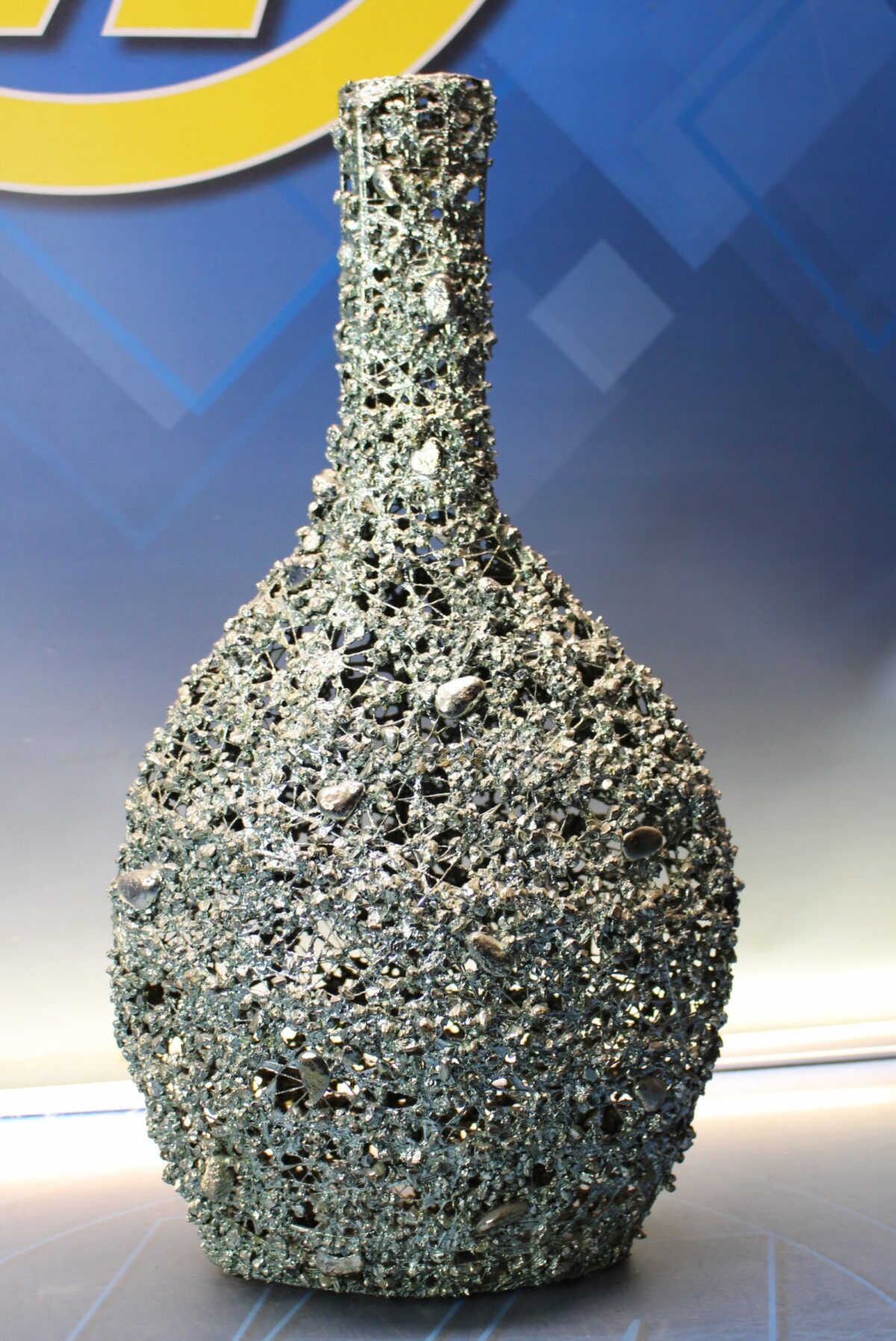 IMG_8531 Jarrón escultura. Encaje de metal soldado con piedrecitas. - Imagen 1