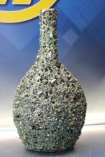 Jarrón escultura. Encaje de metal soldado con piedrecitas.