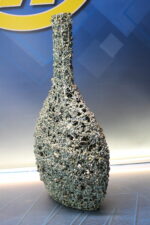 Jarrón escultura. Encaje de metal soldado con piedrecitas. - Imagen 2