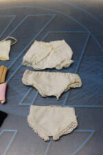 Famosa Nancy. Bragas, braguitas y un top. Y calcetines azul marino. Años 70, originales. - Imagen 4