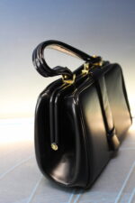 Bolso de mano vintage. Cuero o símil negro con metal dorado. - Imagen 6
