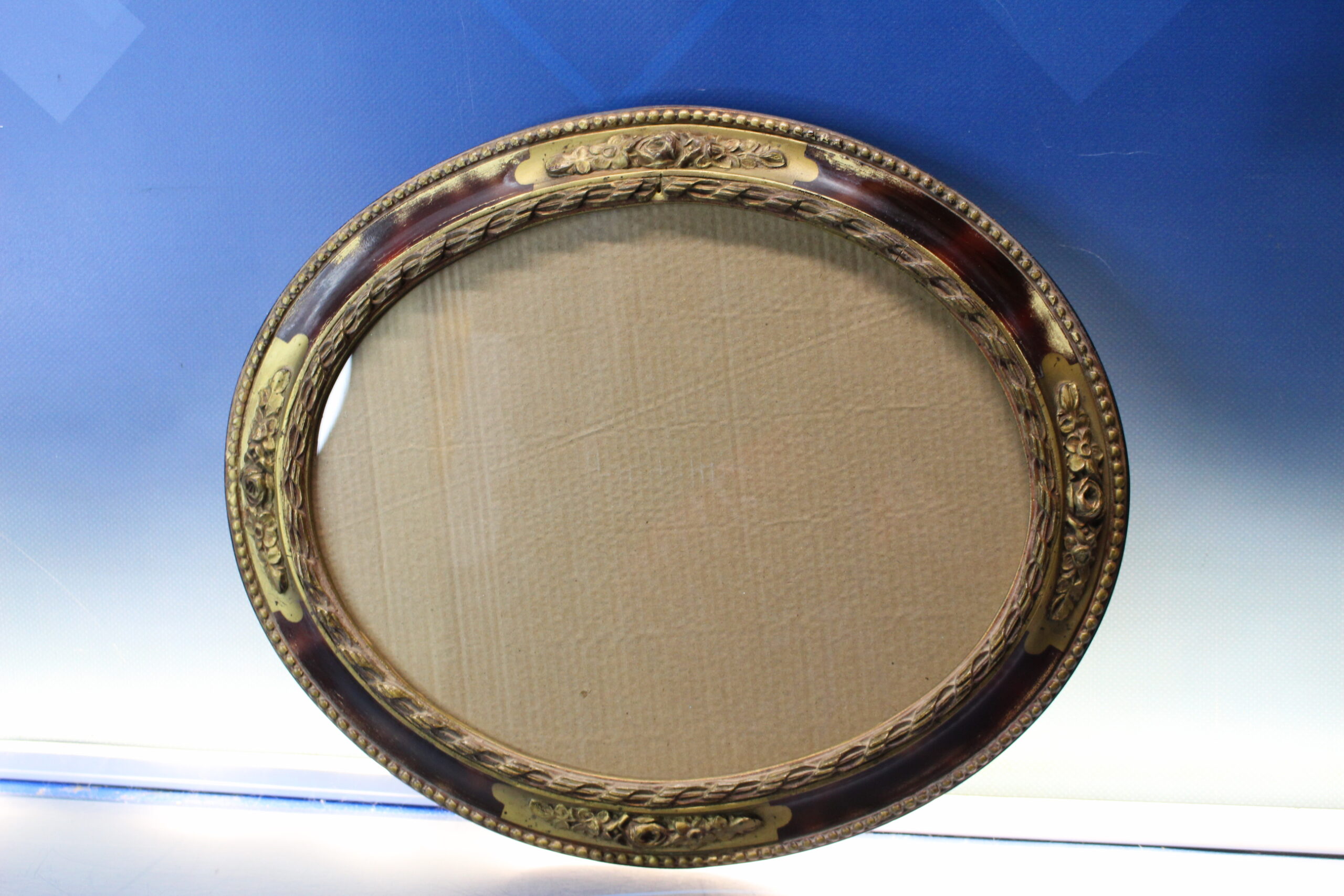 Marco vintage de madera dorada.