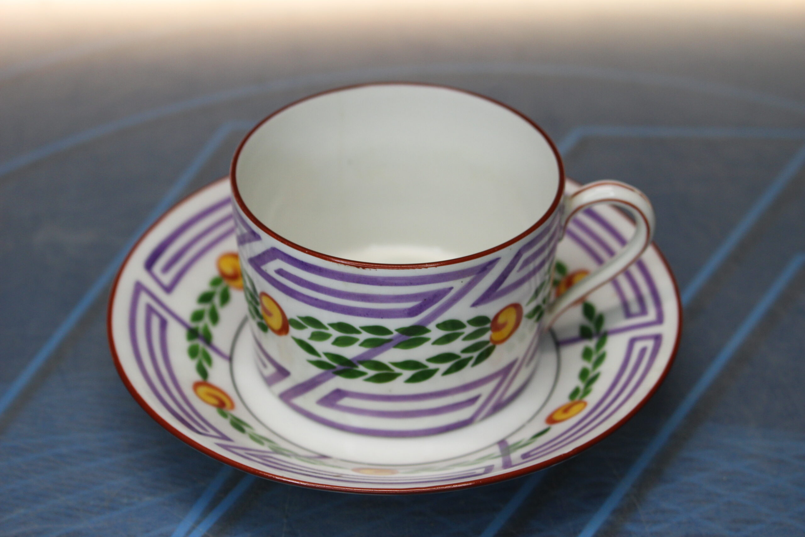 Taza y plato de porcelana Limoges, Betoule Legrand & Cie, Francia. 1904 – 1920.