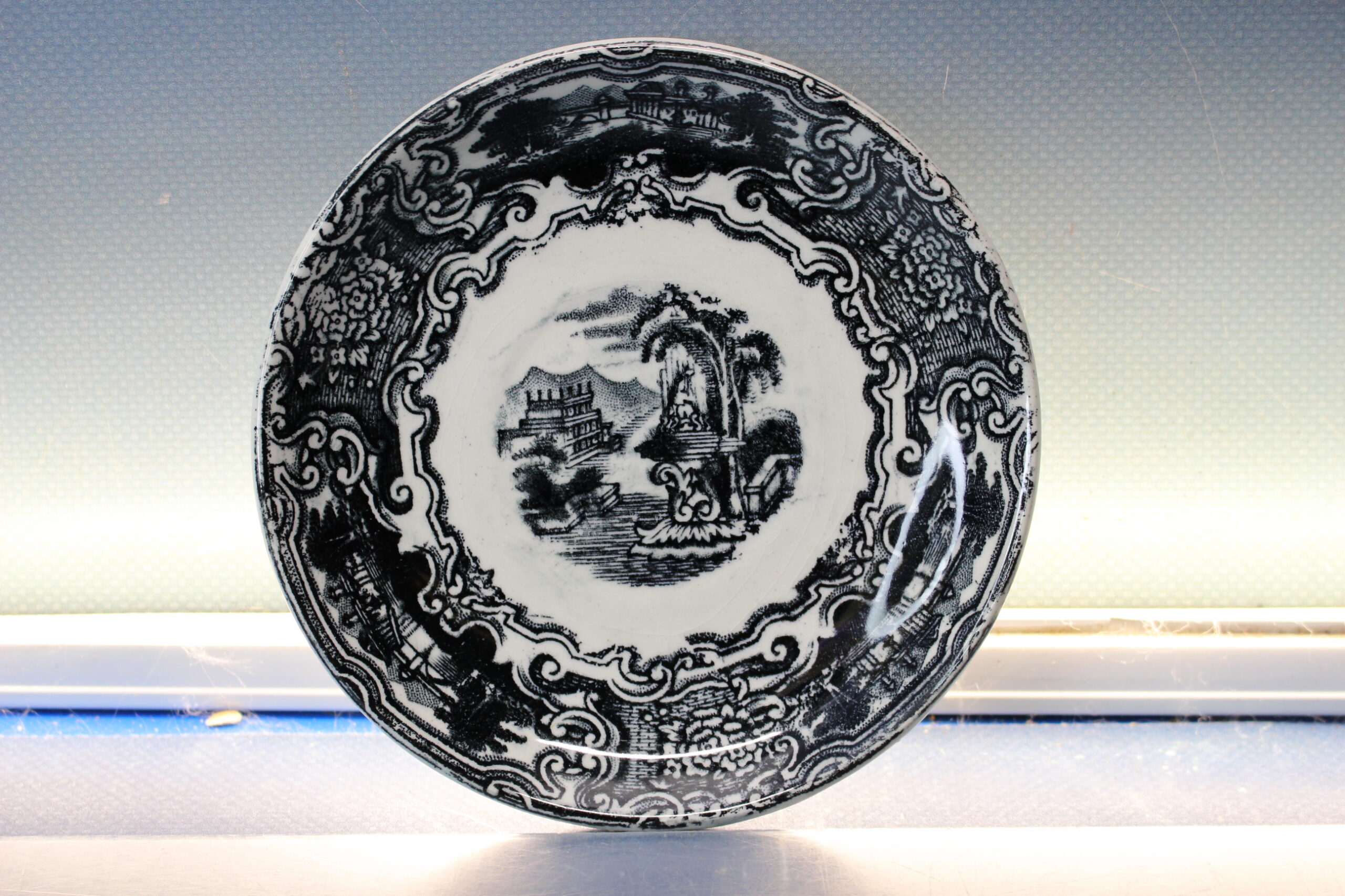 Plato de café porcelana Pickman Cartuja Sevilla.