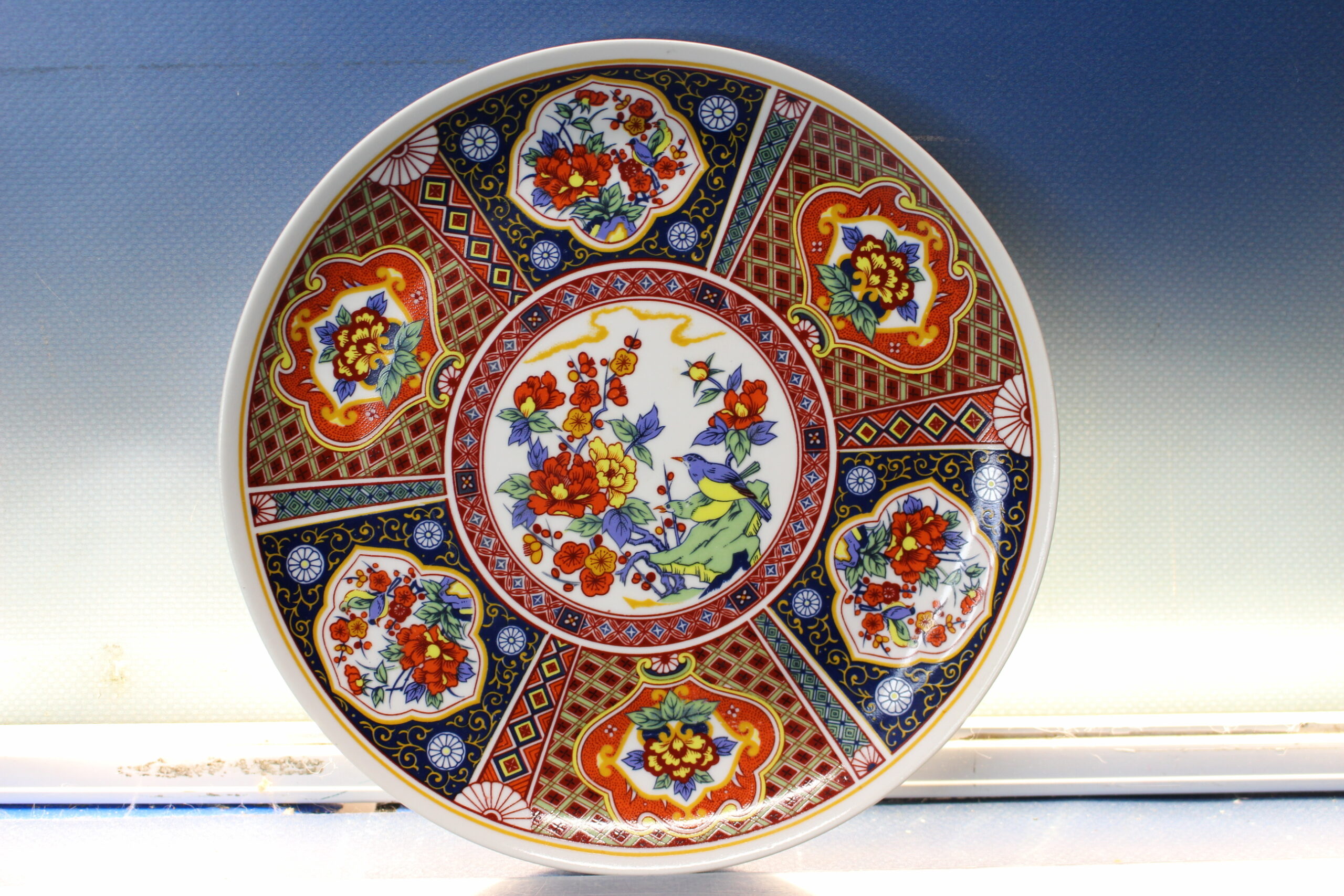 Plato de porcelana china pintado a mano.