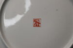 Plato de porcelana china pintado a mano. - Imagen 4