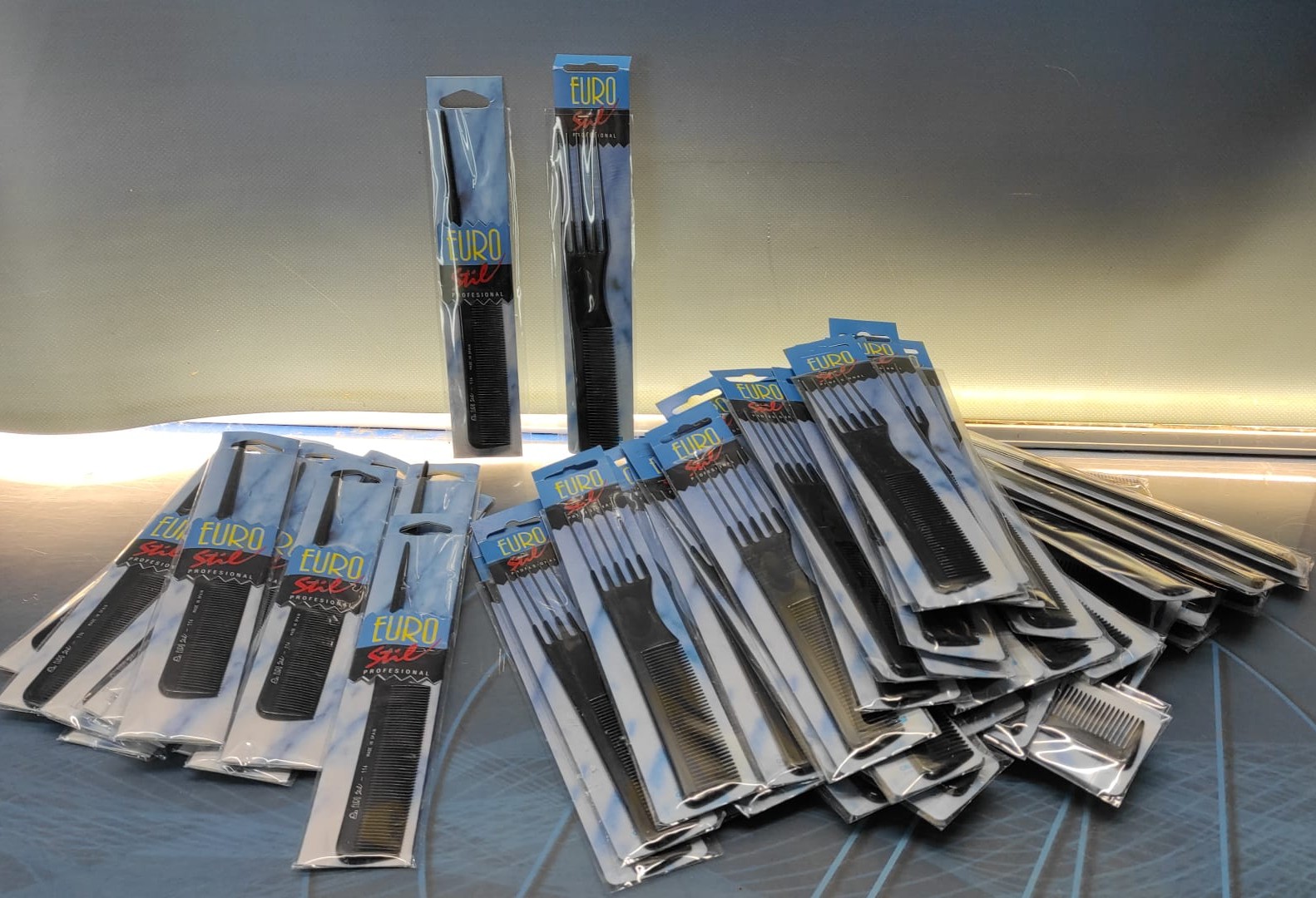 75 peines Euro-Stil. Nuevos, peluquería.