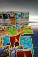 Lote de más de 60 cartas Pokémon variadas - Imagen 8