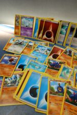 Lote de más de 60 cartas Pokémon variadas - Imagen 6