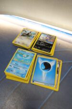 Lote de más de 60 cartas Pokémon variadas - Imagen 3