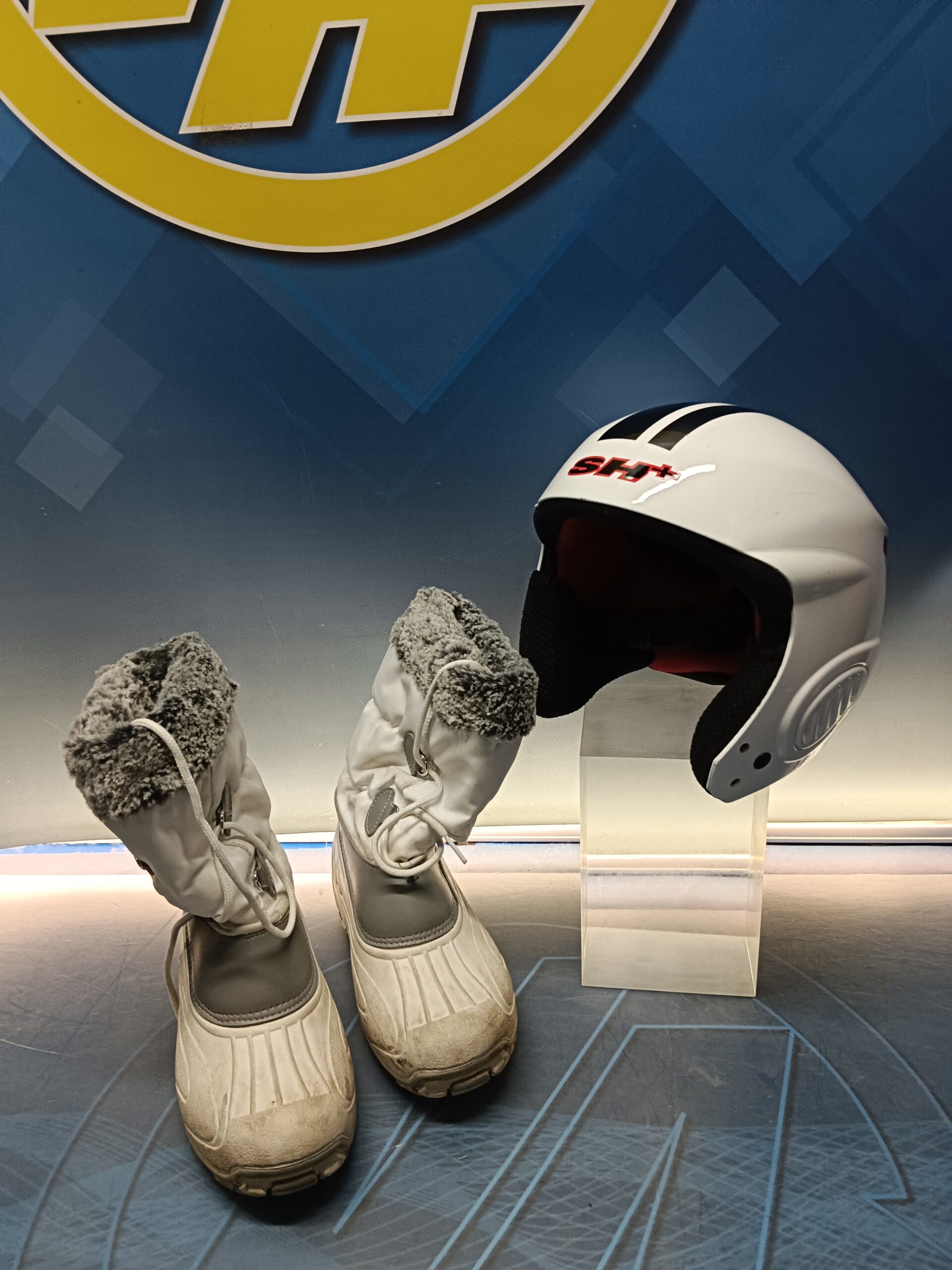 Botas de descanso nieve MK talla 33/34 + casco de esquiar SH+ talla 52