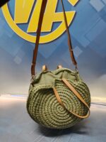 Bolso redondo poliéster de color verde en perfecto estado - Imagen 8