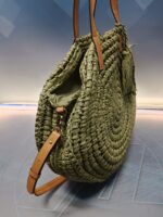 Bolso redondo poliéster de color verde en perfecto estado - Imagen 4