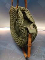 Bolso redondo poliéster de color verde en perfecto estado - Imagen 3