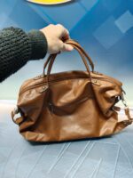 Bolso de piel marrón en perfecto estado sin taras - Imagen 6