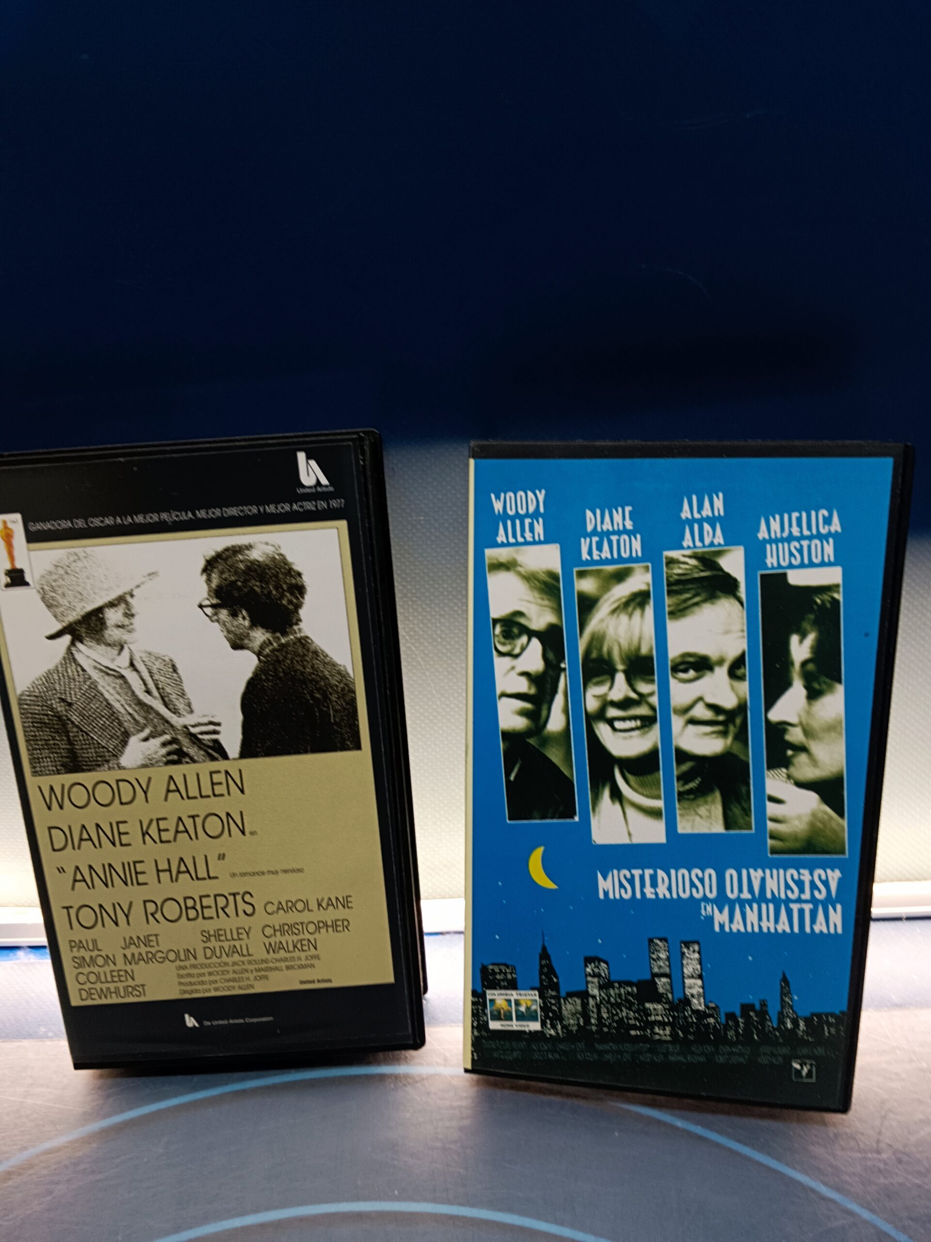 Dos cintas VHS, ANNIE HALL, MISTERIOSO ASESINATO EN MANHATTHAN