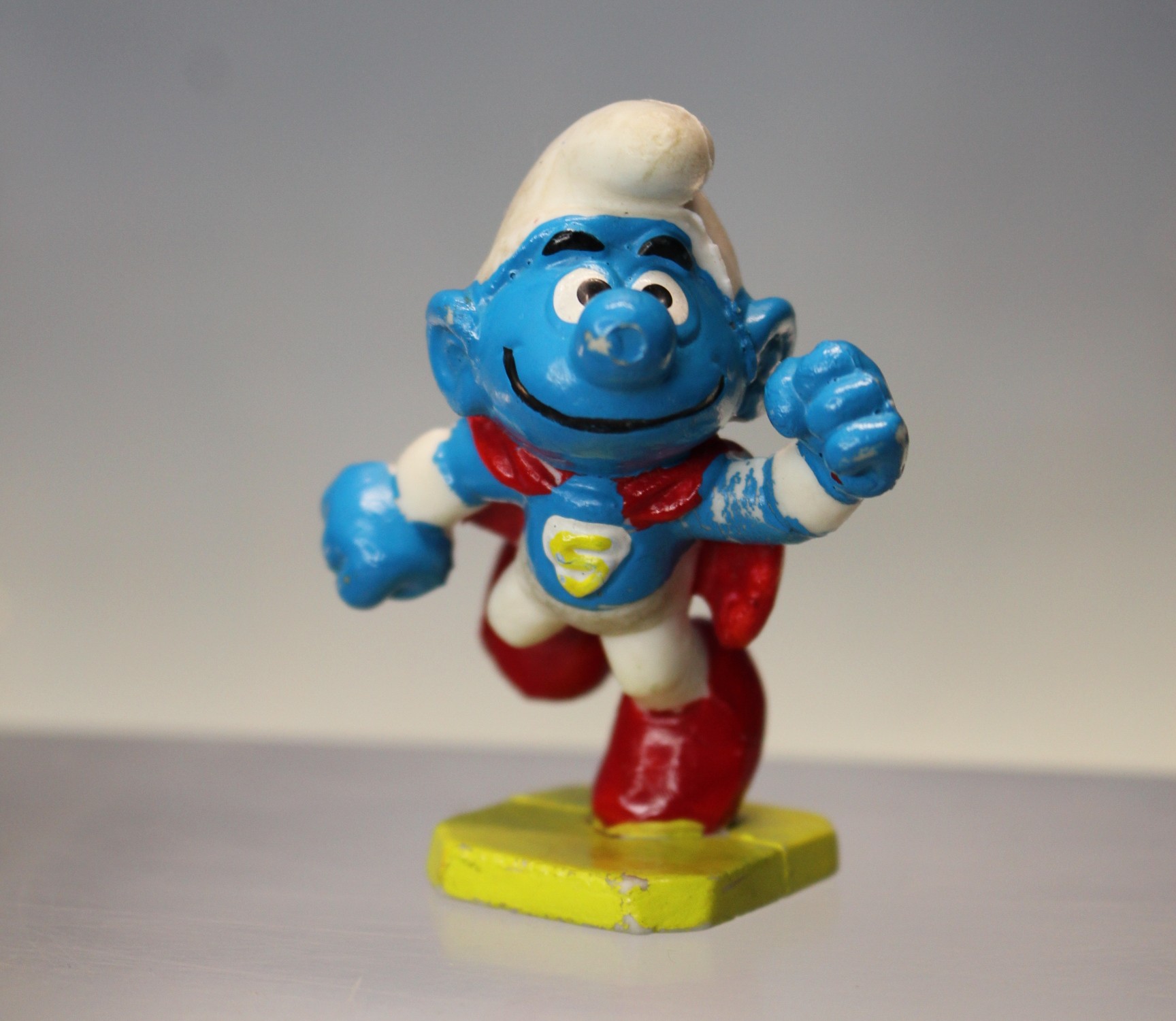 Los Pitufos: SuperPitufo Superman. Figura de PVC. Sin marca, bootleg, vintage.