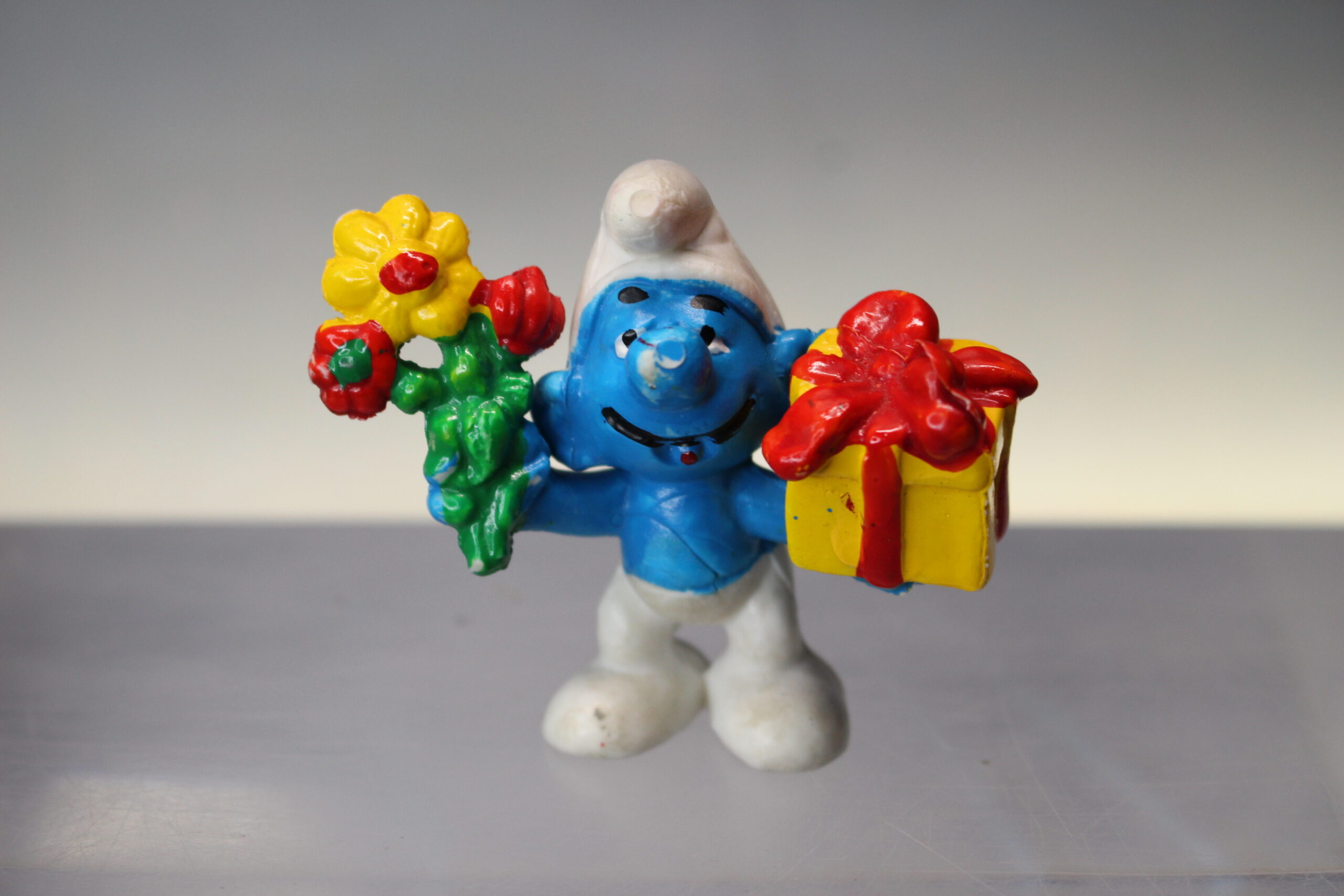 Los Pitufos: Pitufo Regalo. Figura de PVC. Sin marca, bootleg, vintage.