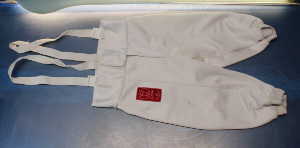 IMG_9117 Equipación esgrima: Pantalón EN13567 LEVEL 1, 350N. Talla infantil. - Imagen 1