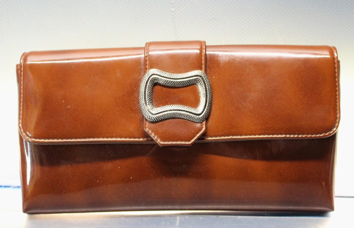 IMG_9169 Bolso de mano vintage. Charol marrón con hebilla plateada. - Imagen 1
