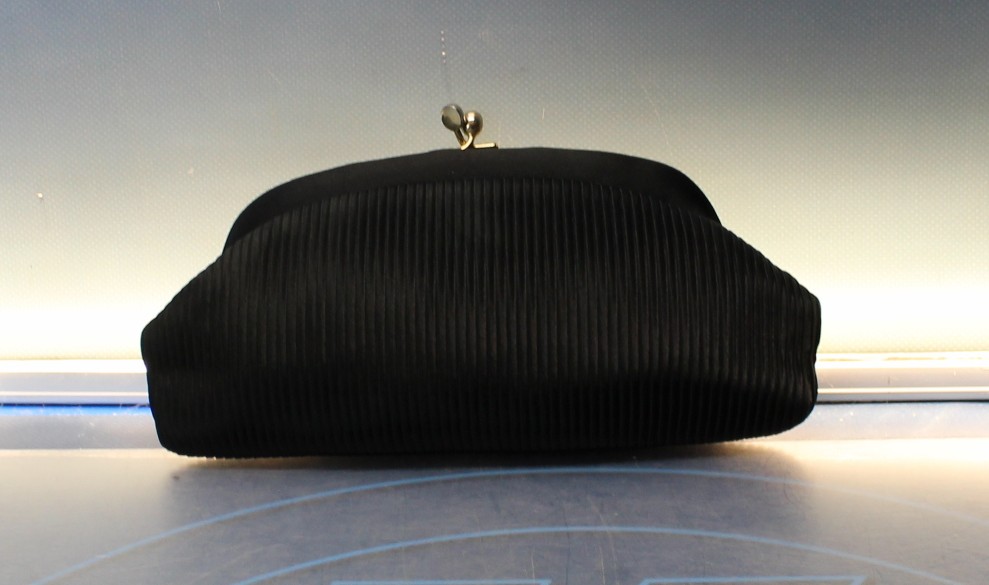 Bolso de mano fiesta vintage. Tela negra con cierre dorado.