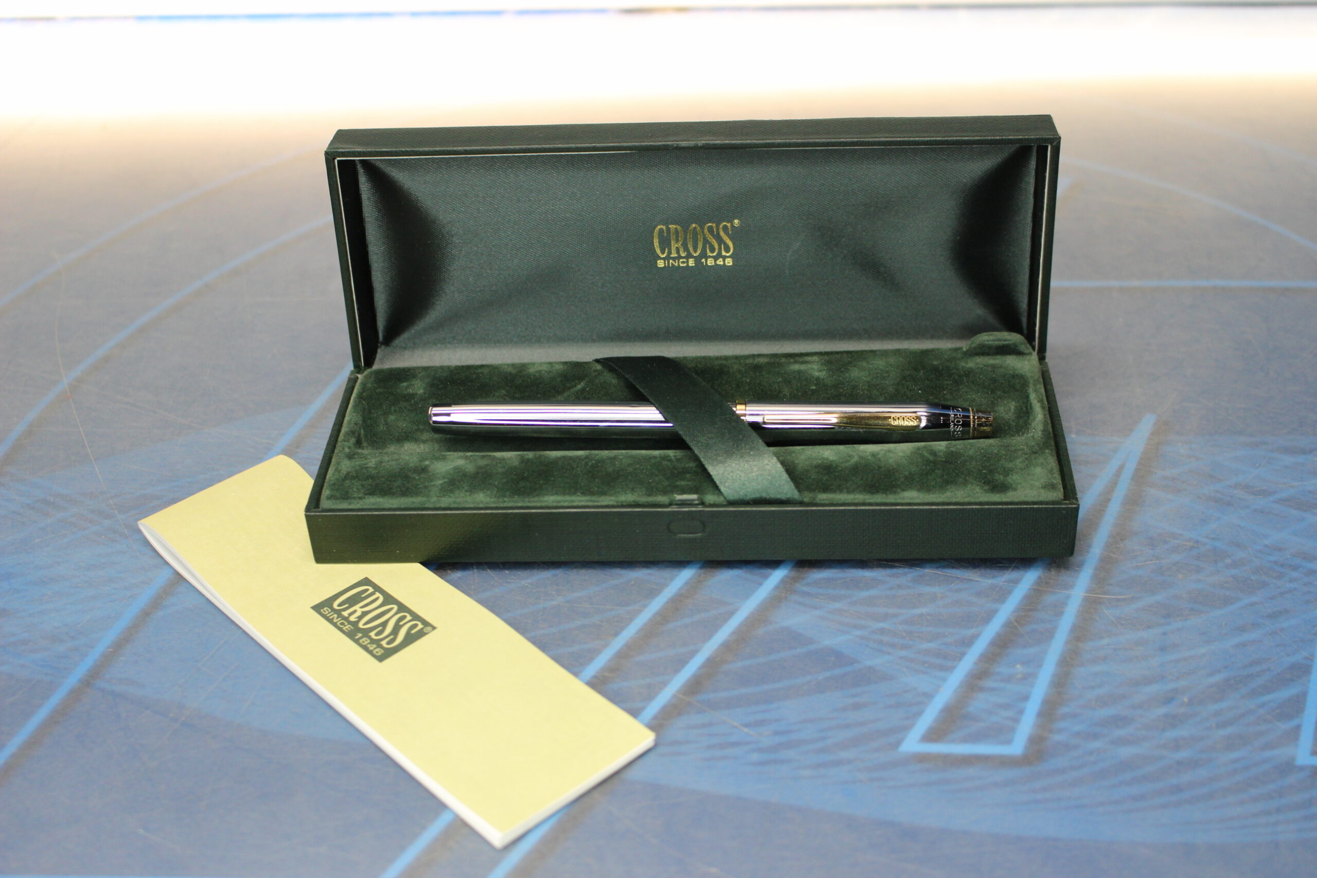 Cross pluma estilográfica en su caja.
