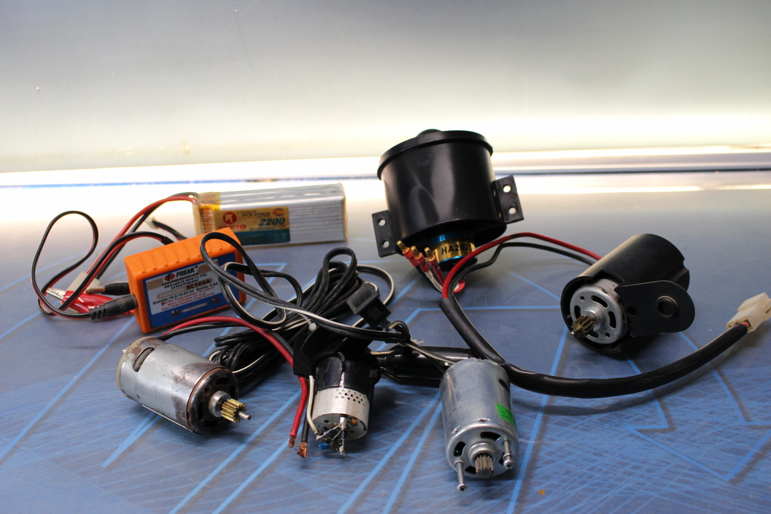 Aeromodelismo. Set de motores y otras piezas.