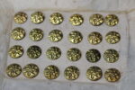 01. Antiguos botones metálicos dorados con flor en relieve. - Imagen 6