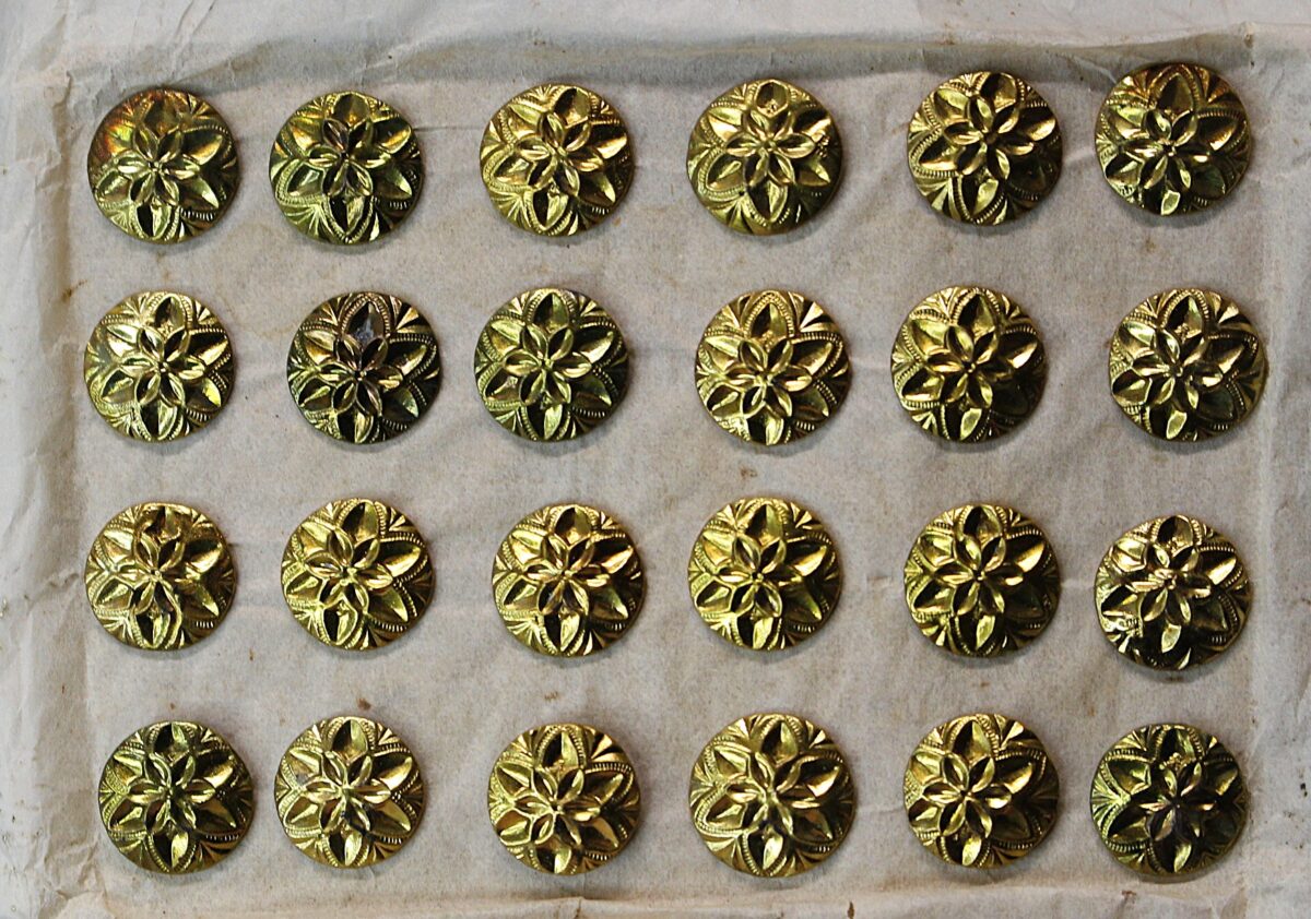 IMG_9354 01. Antiguos botones metálicos dorados con flor en relieve. - Imagen 1