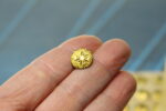 02. Antiguos botones metálicos dorados con estrella o flor en relieve. - Imagen 6