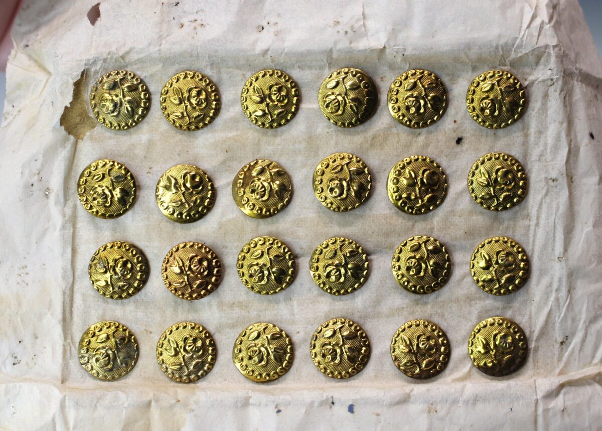 IMG_9375 04. Antiguos botones metálicos dorados con media flor, rosa. - Imagen 1