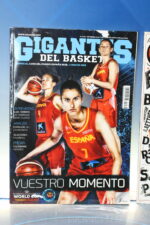 2 Revistas Baloncesto. Gigantes del Basket de 2017 y 2018. - Imagen 4