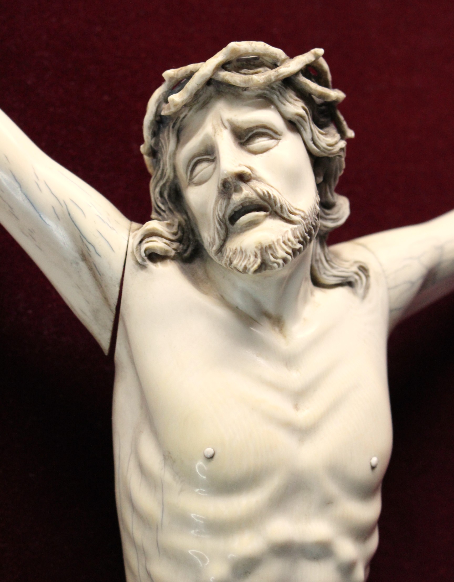 Gran escultura de Cristo crucificado en marfil estilo barroco.